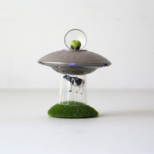 画像をギャラリービューアに読み込む, Toy &amp; Book "UFO Cow Invasion" トイ&amp;ブック ”UFOカウインベーション"
