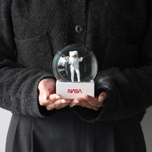 画像をギャラリービューアに読み込む, NASA Snow Globe ナサ スノー グローブ
